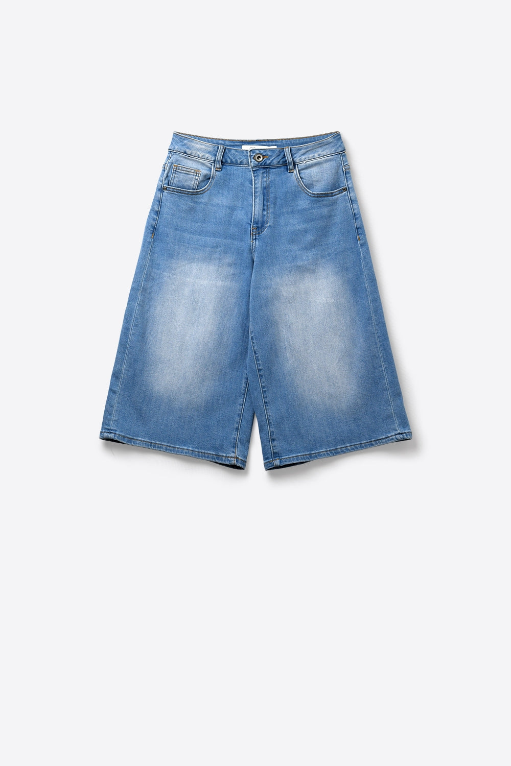 Bermuda jeans azul claro com perna larga até o joelho