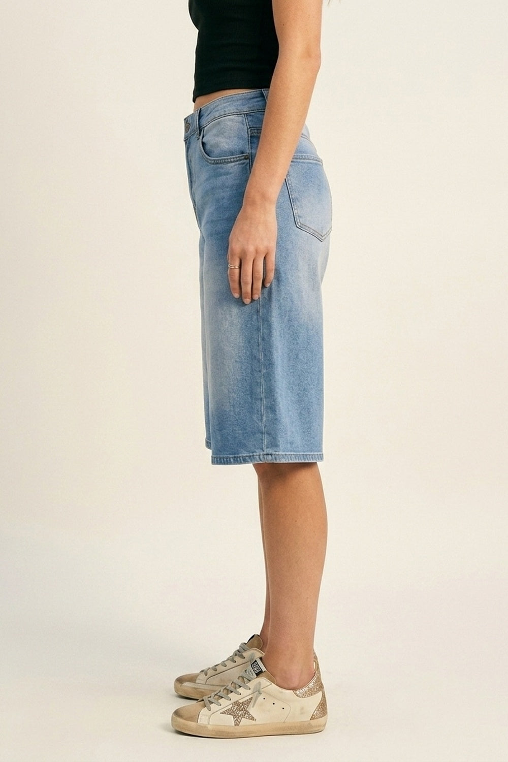 Bermuda jeans azul claro com perna larga até o joelho