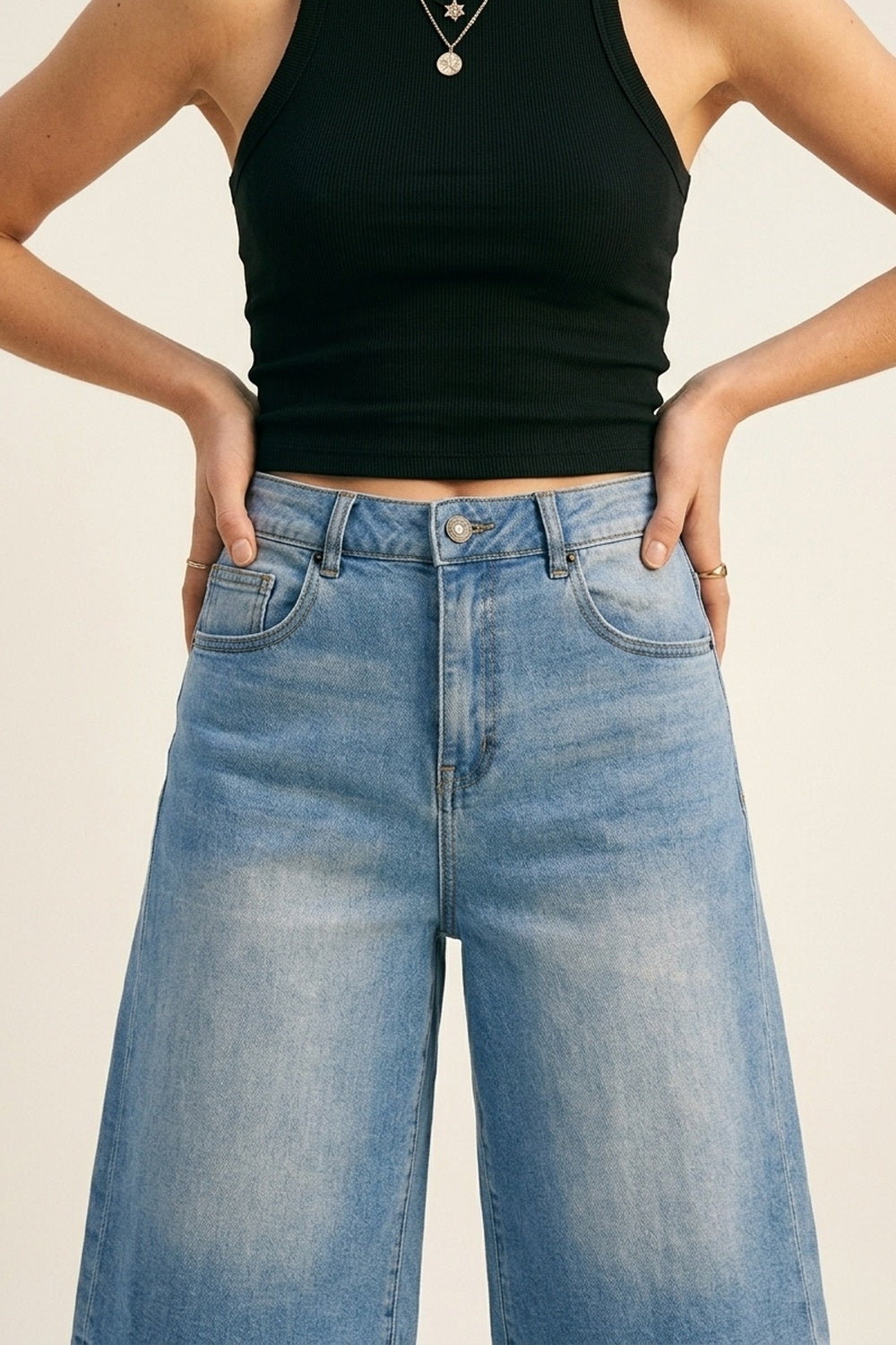 Bermuda jeans azul claro com perna larga até o joelho