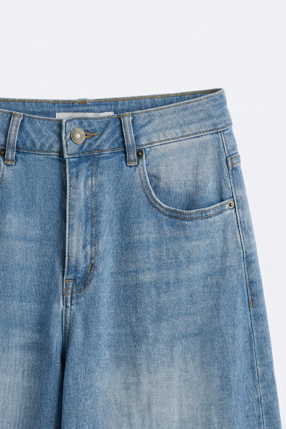Bermuda jeans azul claro com perna larga até o joelho