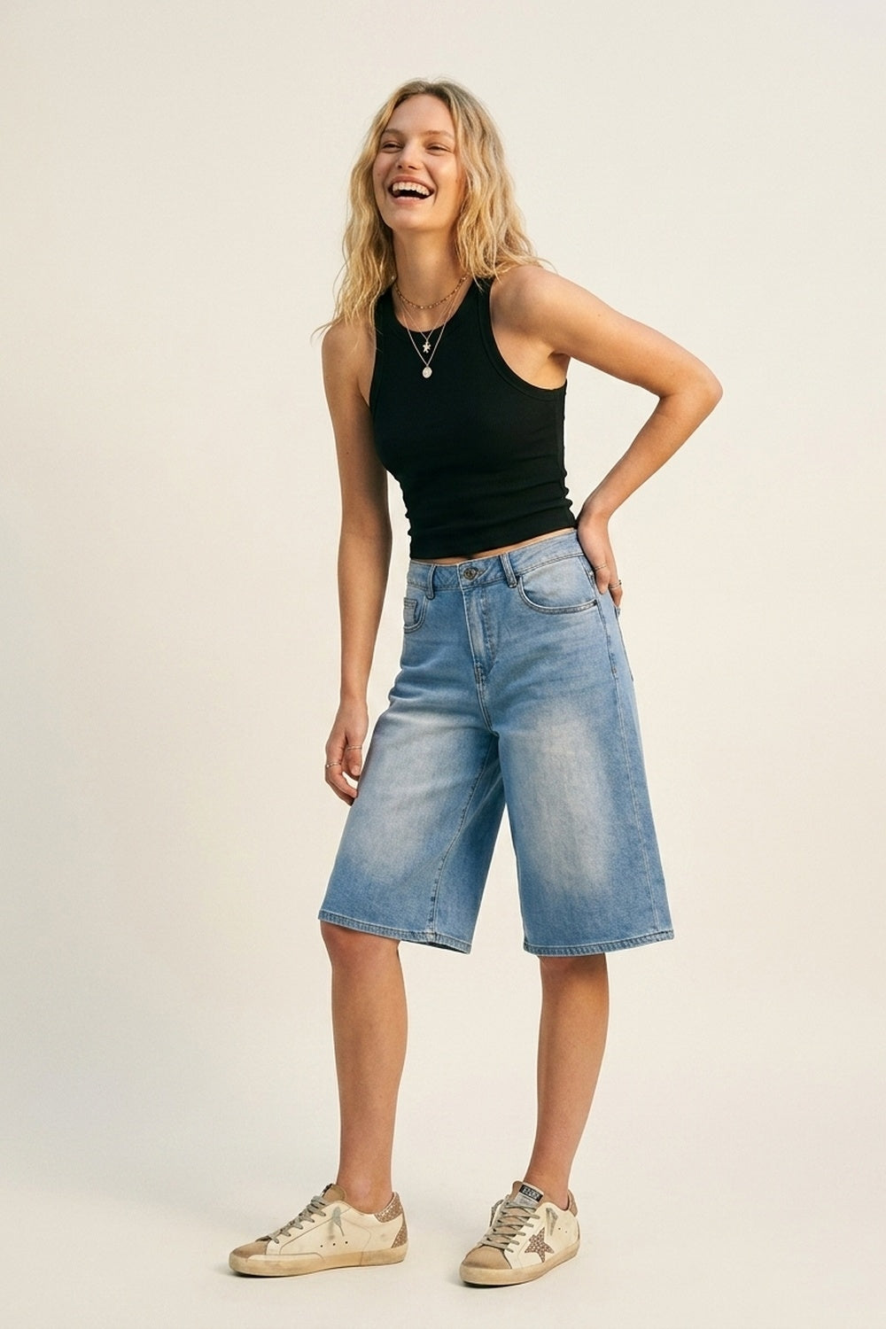 Bermuda jeans azul claro com perna larga até o joelho
