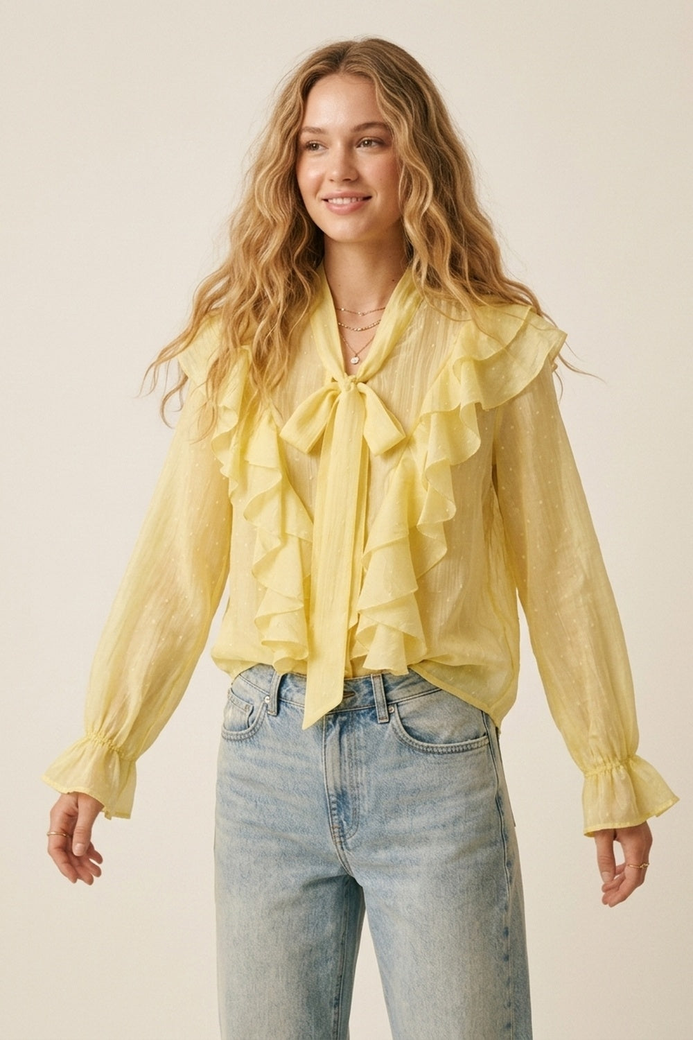 Q2 Blusa amarela com folhos e laço no pescoço