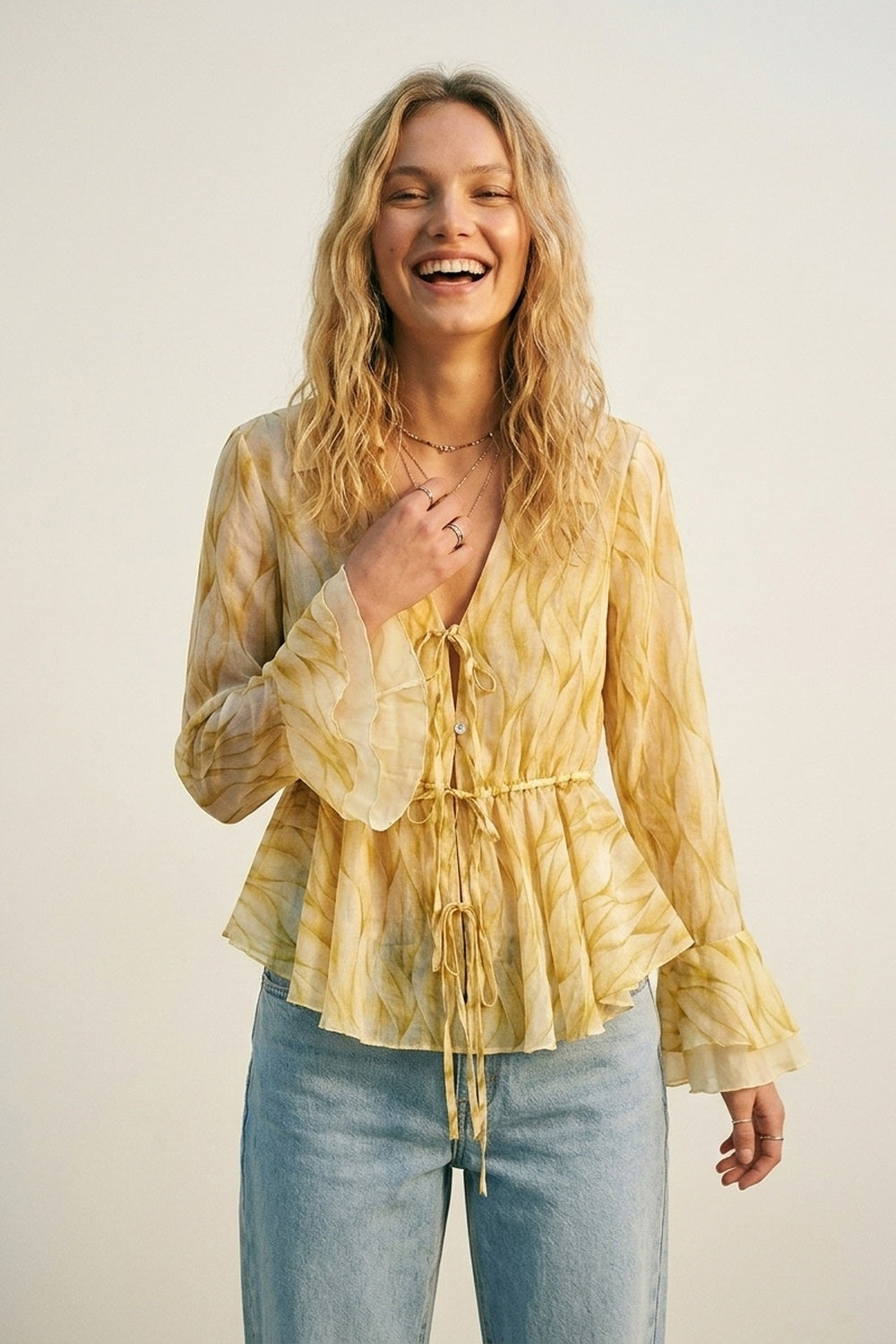 Q2 Blusa Amarela Transparente com Estampa Cintura Ajustável e Barra com Babados
