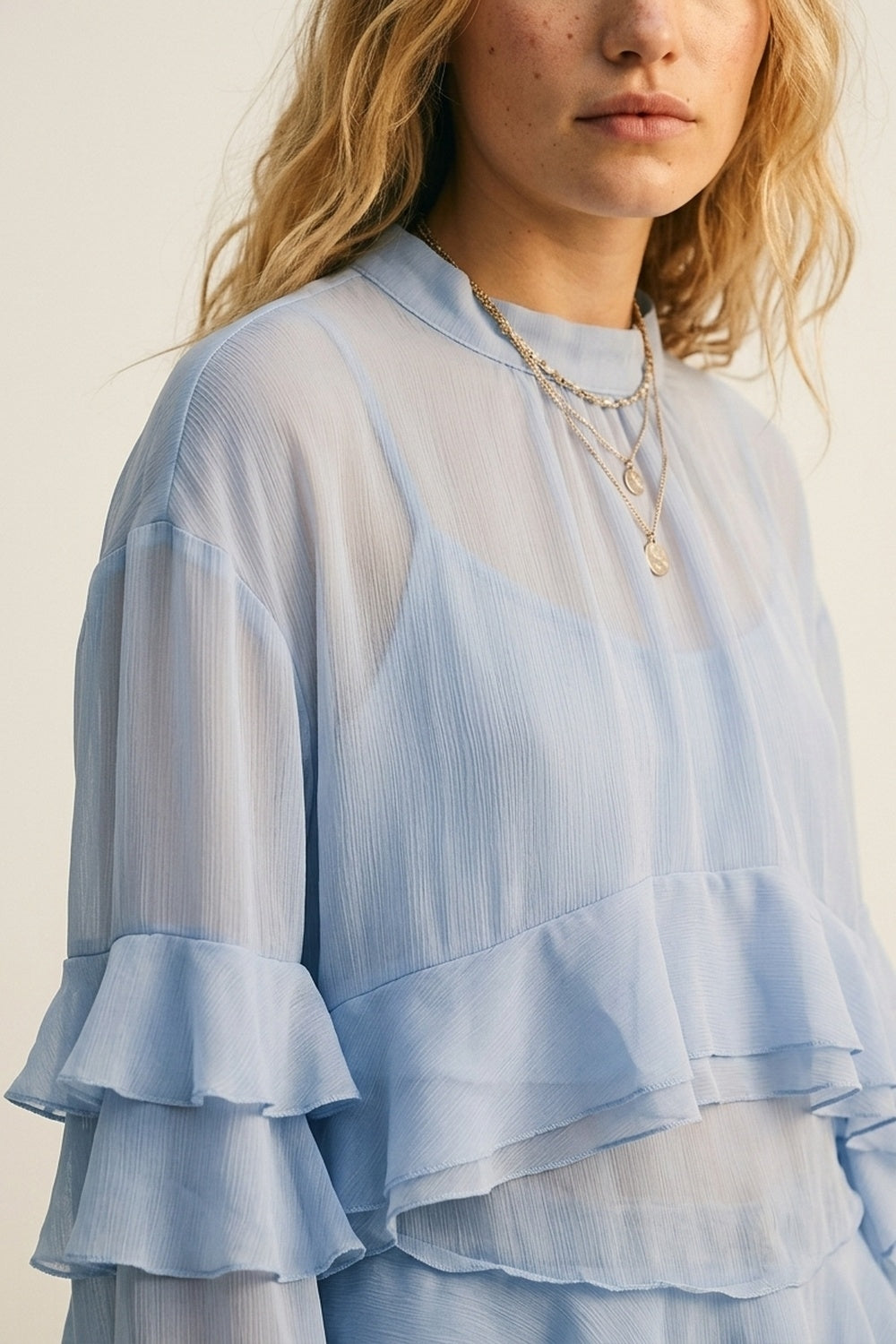 Blusa Assimétrica com Babados em Camadas de Chiffon em Azul Claro