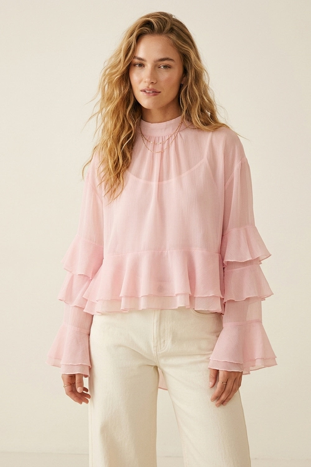 Q2 Blusa assimétrica de chiffon rosa claro com folhos em camadas e gola alta.