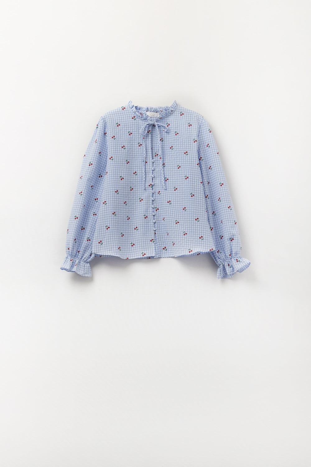 Q2 Blusa azul clara com pormenores em cereja e laço atado
