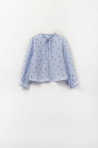 Q2 Blusa azul clara com pormenores em cereja e laço atado