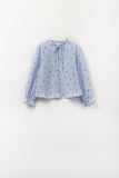 Q2 Blusa azul clara com pormenores em cereja e laço atado