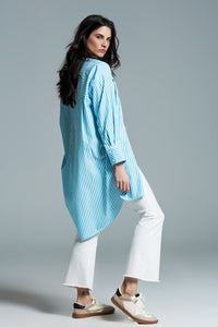 Blusa azul clara de grandes dimensões com riscas brancas