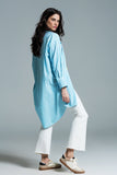 Blusa azul clara de grandes dimensões com riscas brancas