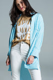 Blusa azul clara de grandes dimensões com riscas brancas