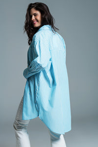 Blusa azul clara de grandes dimensões com riscas brancas