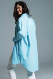 Blusa azul clara de grandes dimensões com riscas brancas