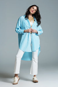 Blusa azul clara de grandes dimensões com riscas brancas