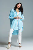 Blusa azul clara de grandes dimensões com riscas brancas