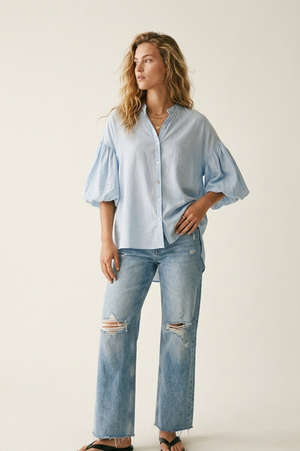 Q2 Blusa Azul Claro com Botões nas Costas e Mangas Bufantes