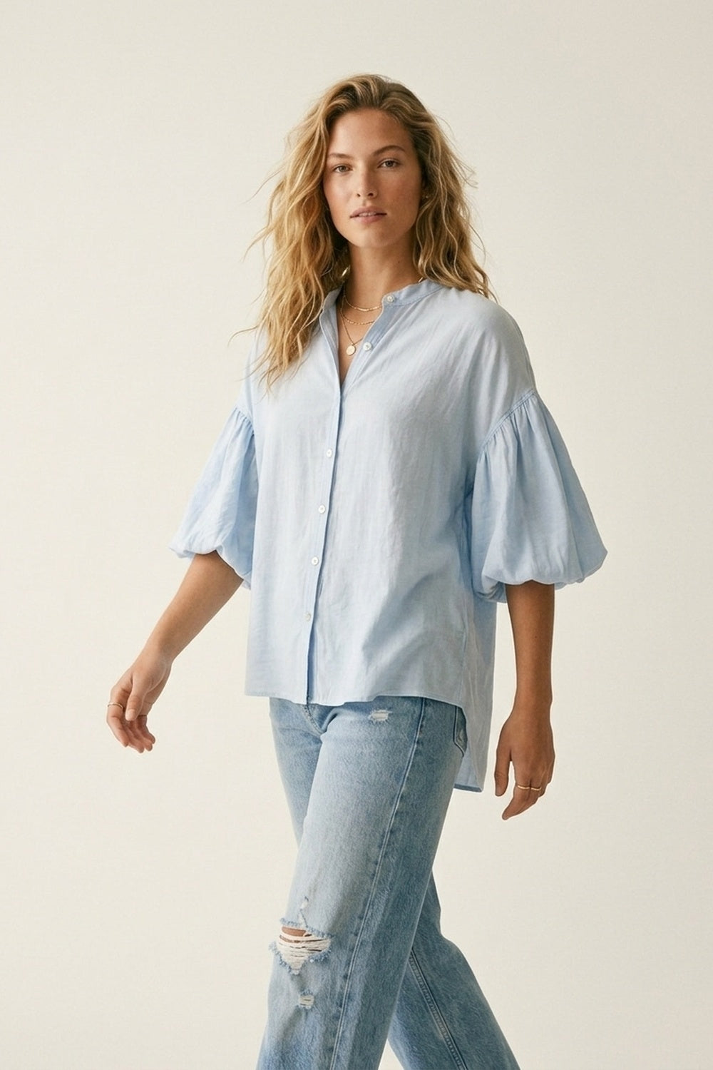 Blusa Azul Claro com Botões nas Costas e Mangas Bufantes