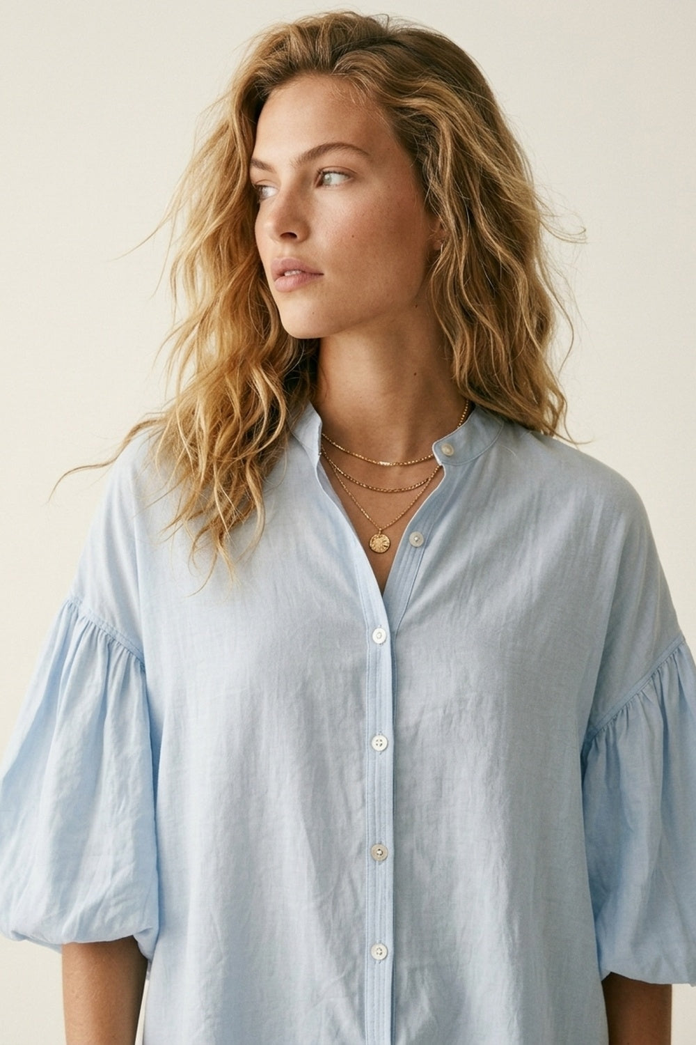 Blusa Azul Claro com Botões nas Costas e Mangas Bufantes
