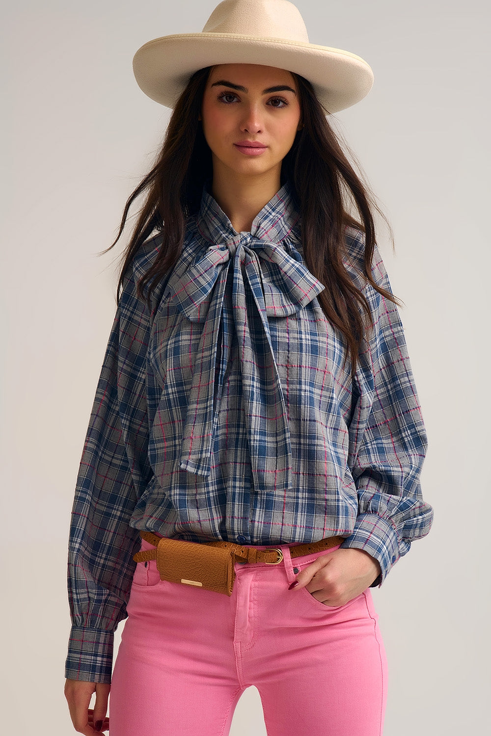 Q2 Blusa azul com estampado xadrez e pormenor de laço no pescoço