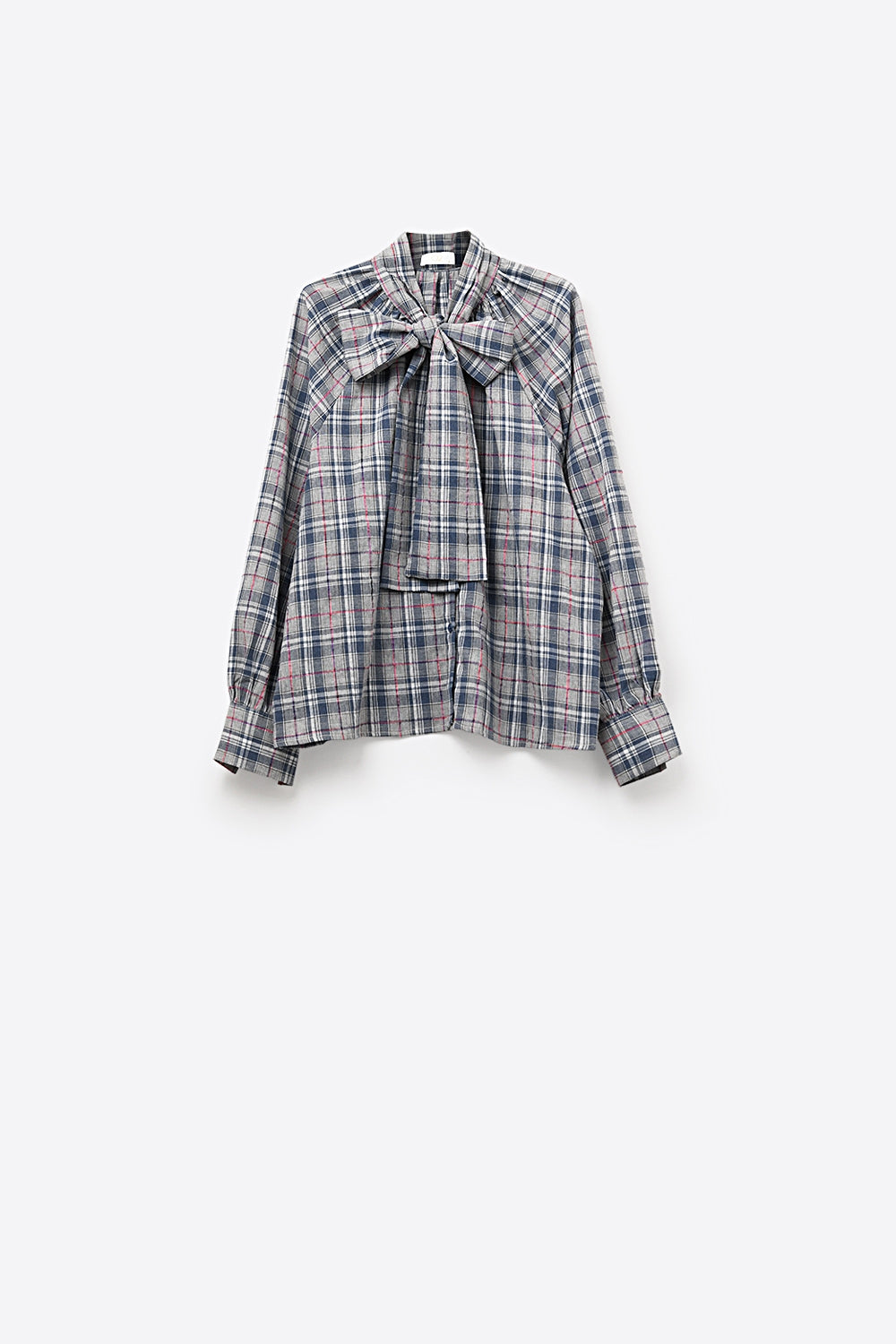 Blusa azul com estampado xadrez e pormenor de laço no pescoço