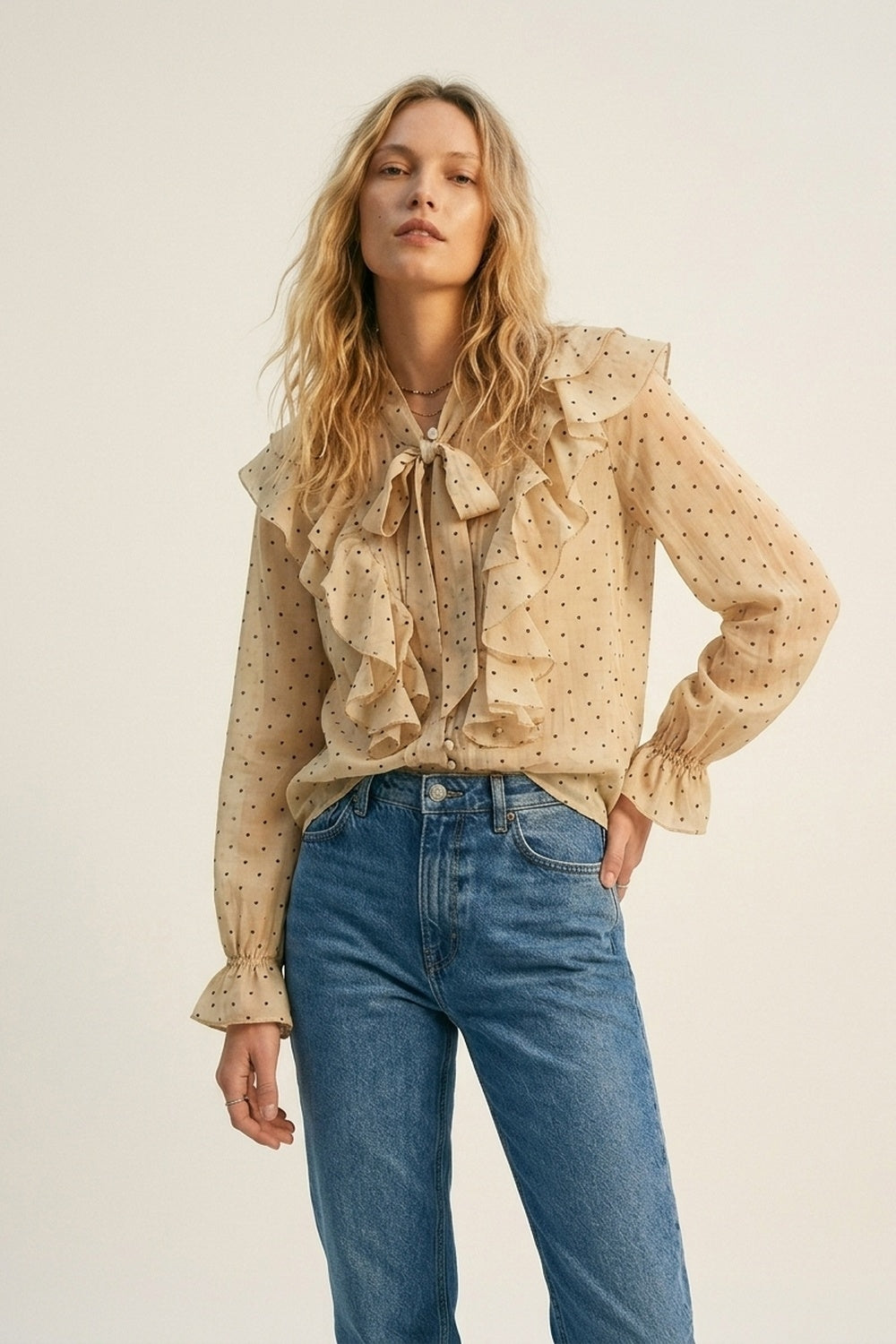 Q2 Blusa Bege com Poás e Babados com Laço no Pescoço
