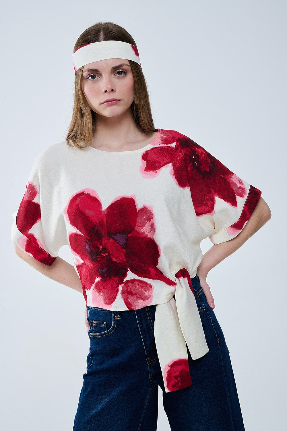 Q2 Blusa bege cortada com estampado floral tropical em vermelho atado na cintura