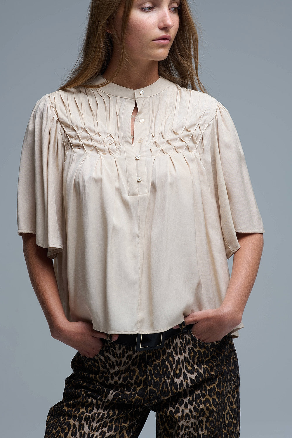 Q2 Blusa bege descontraída de estilo boho com pormenores bordados