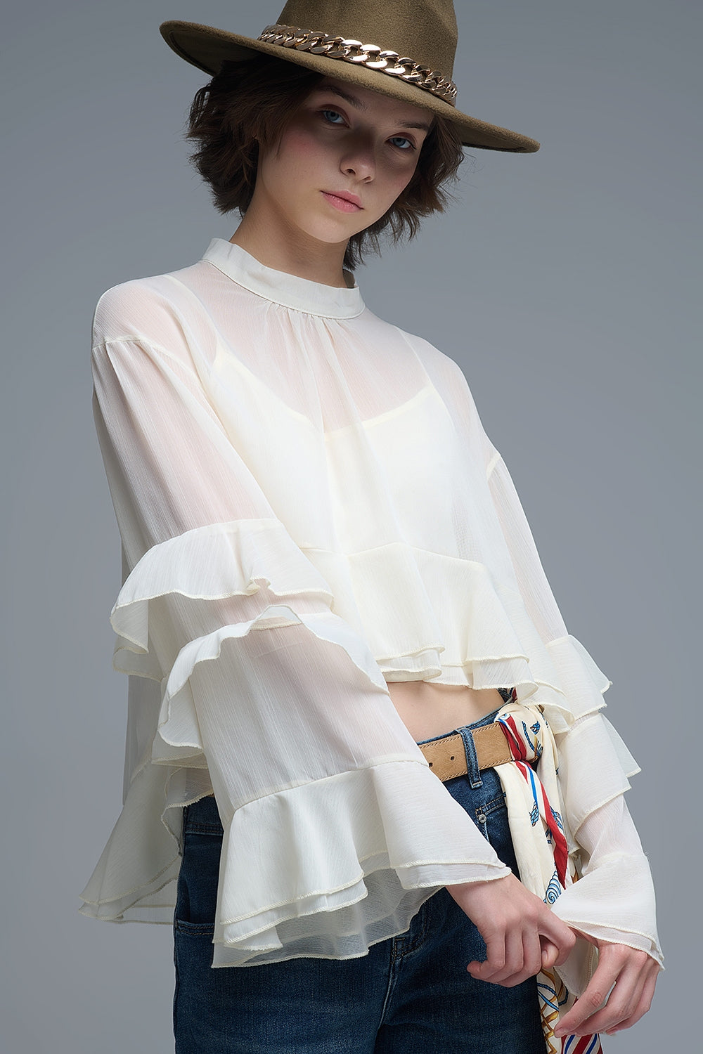 Q2 Blusa bege em chiffon com folhos e capa transparente