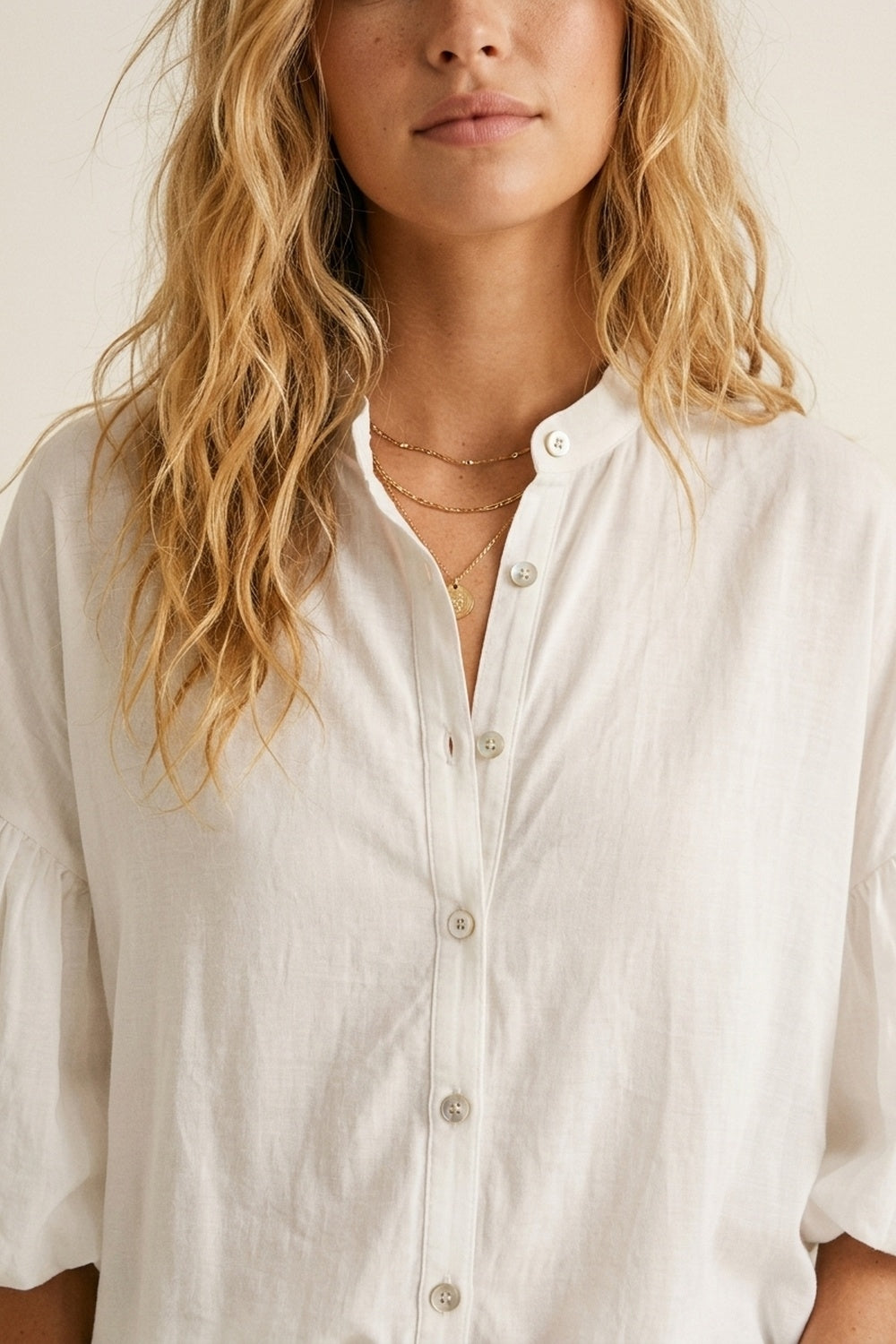 Blusa Branca com Botões na Frente Mangas Bufantes e Barra Assimétrica