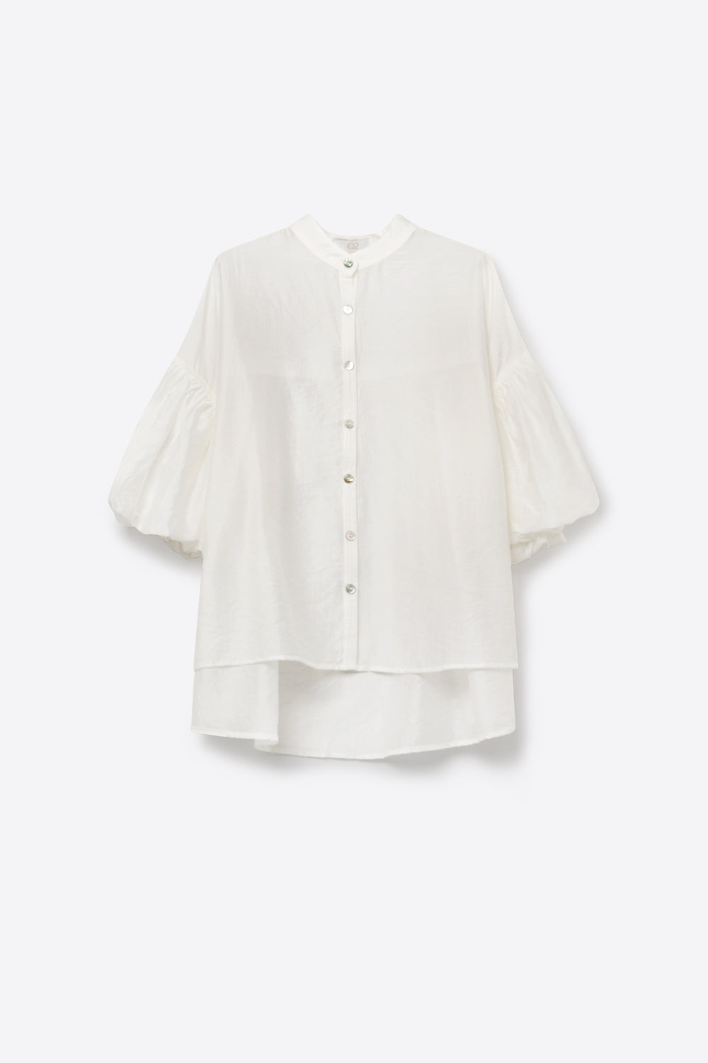 Blusa Branca com Botões na Frente Mangas Bufantes e Barra Assimétrica
