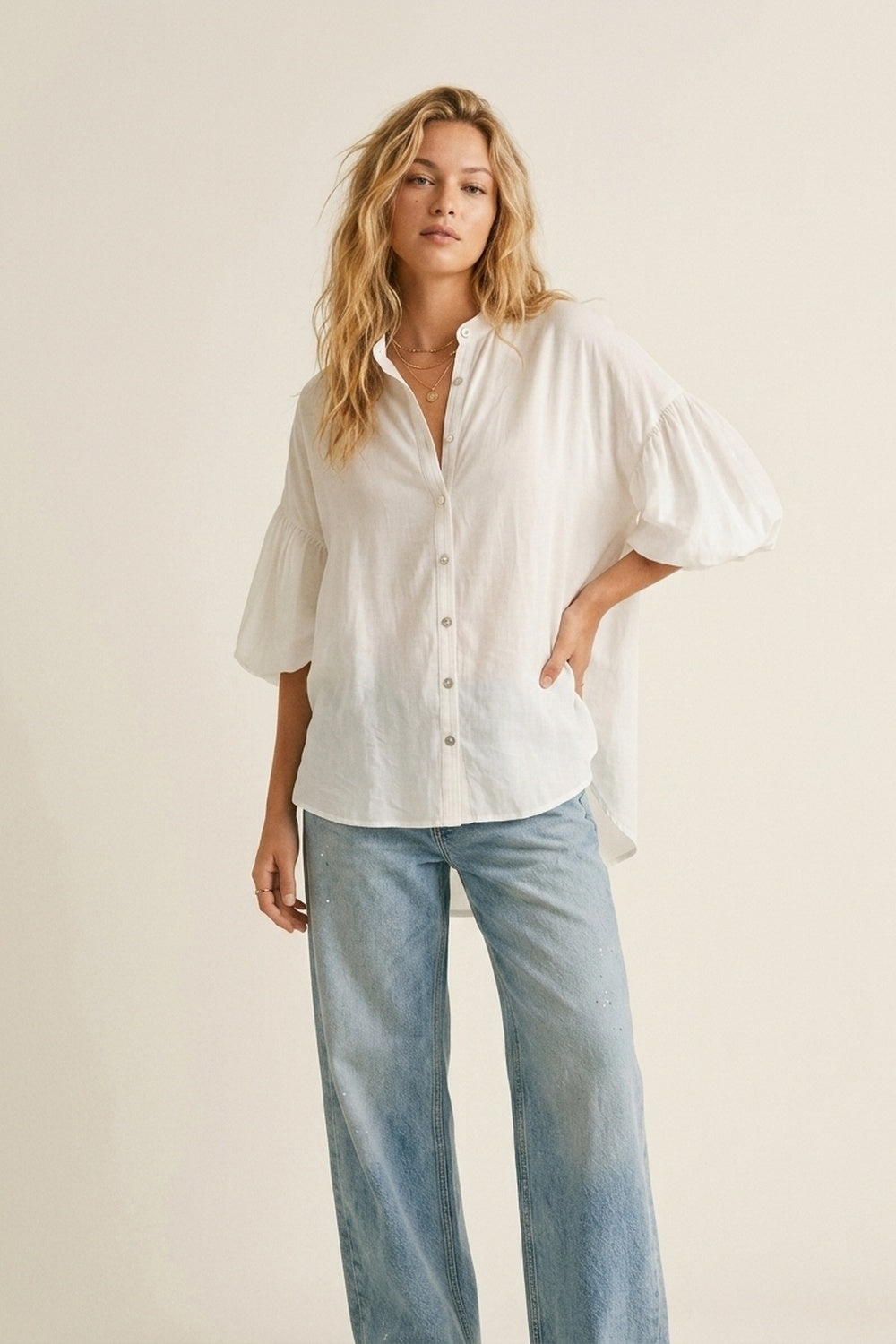 Blusa Branca com Botões na Frente Mangas Bufantes e Barra Assimétrica