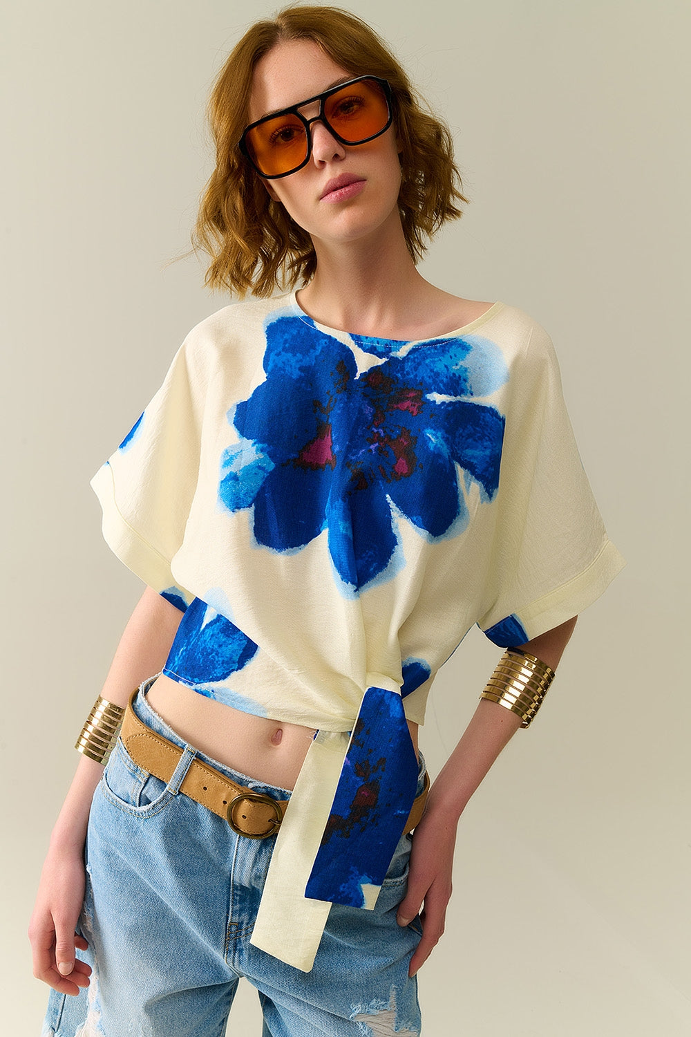 Q2 Blusa Branca Cropped Com Estampa Floral Tropical Azul