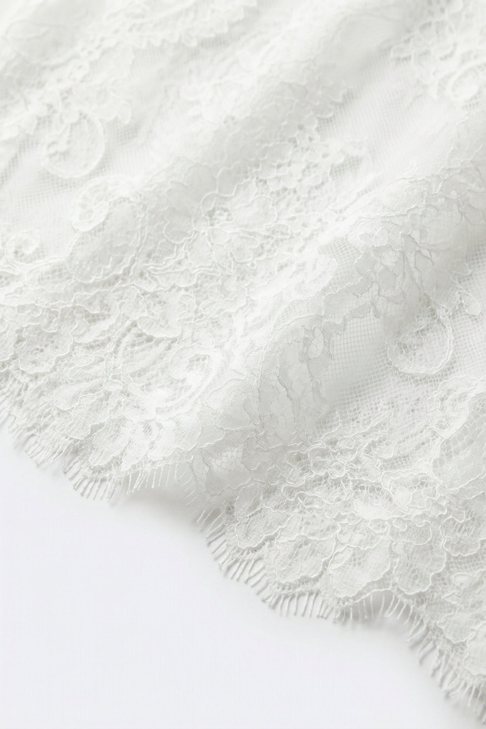 Blusa Branca de Renda com Mangas Compridas e Detalhe Floral