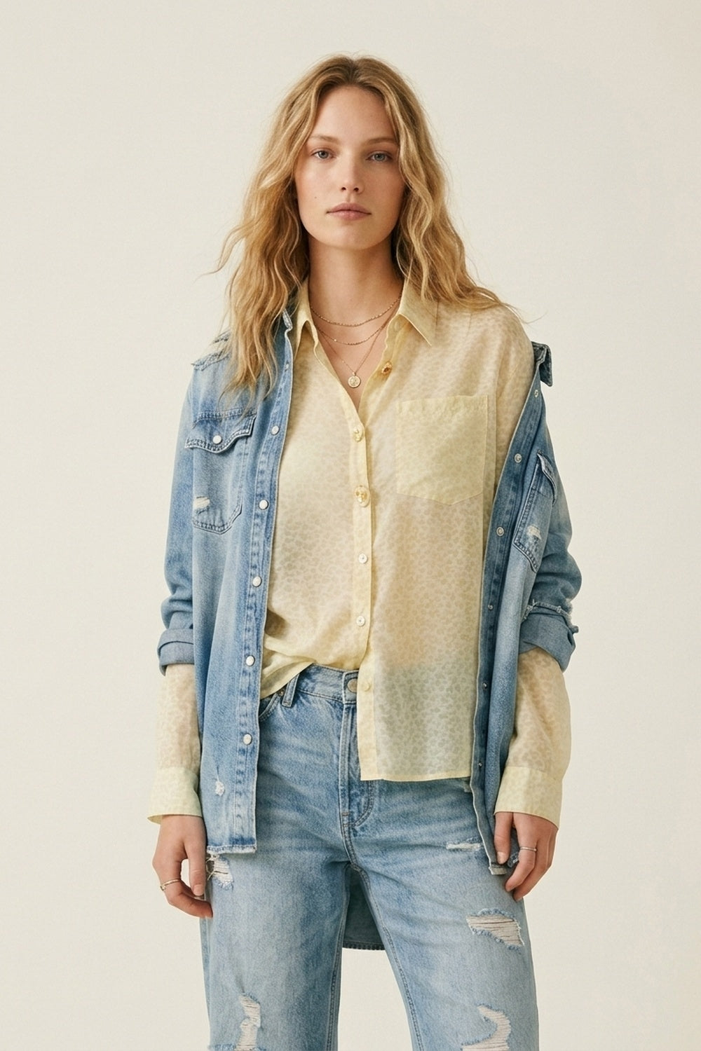 Q2 Blusa com botões à frente amarela clara com estampado subtil