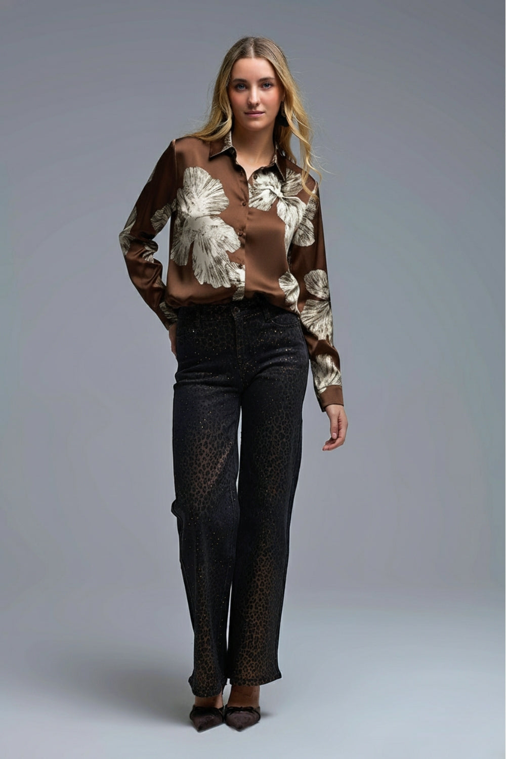 Blusa com bot›es florais castanha em tecido de cetim