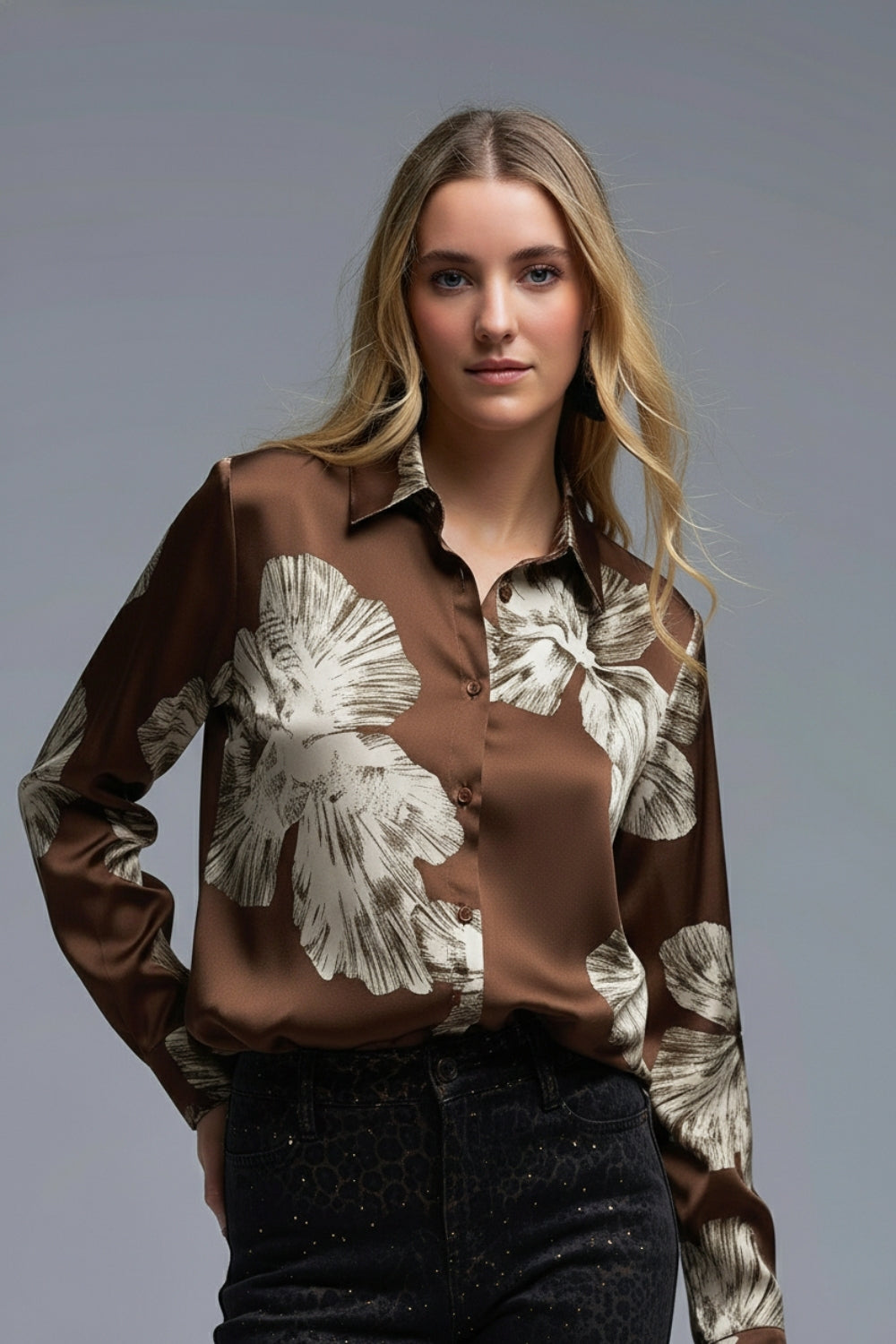 Q2 Blusa com bot›es florais castanha em tecido de cetim