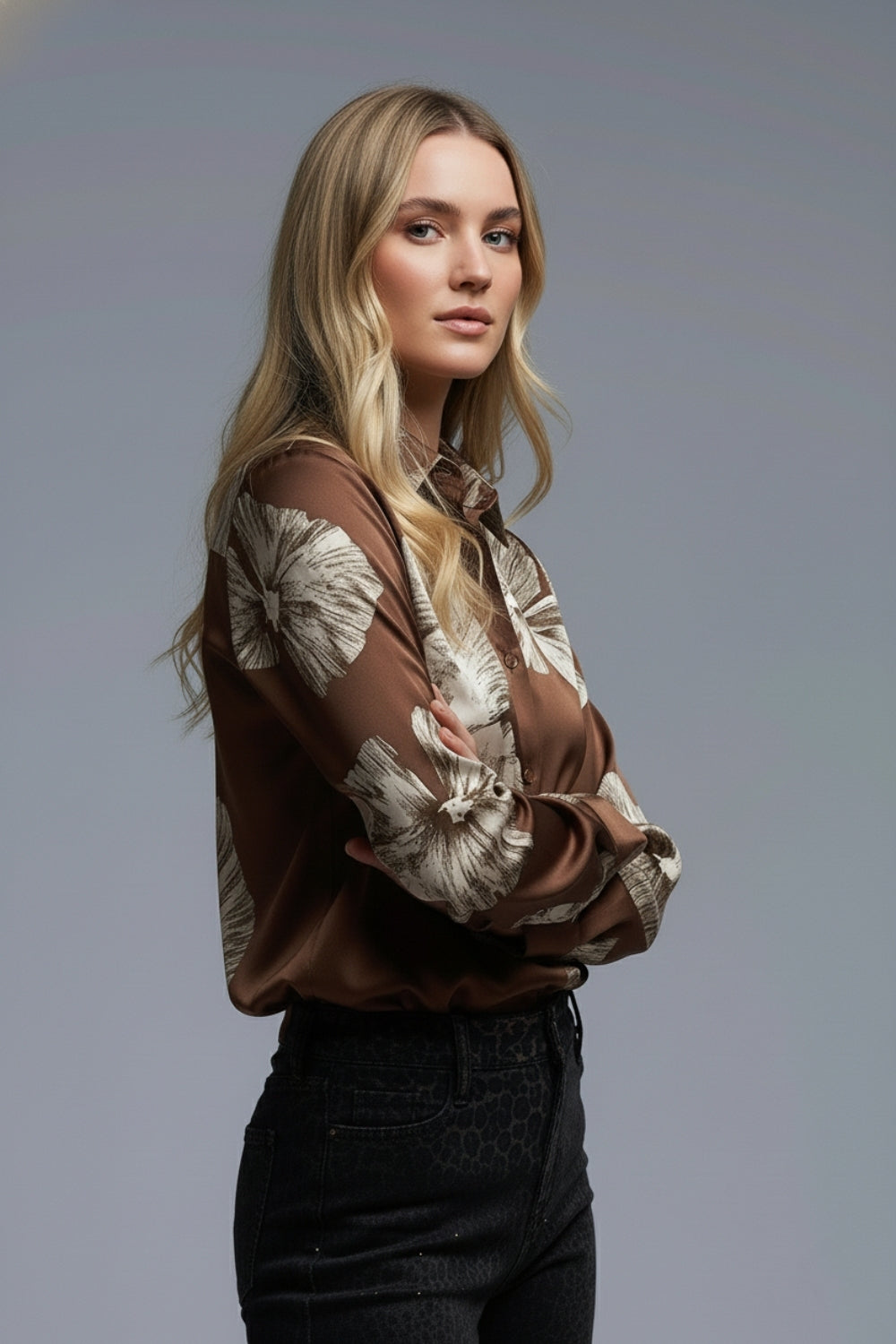 Blusa com bot›es florais castanha em tecido de cetim