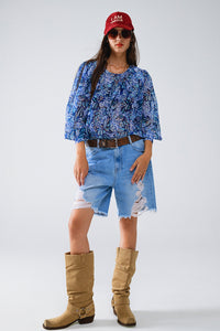 Blusa com estampado abstrato e mangas em balão em azul