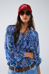 Blusa com estampado abstrato e mangas em balão em azul