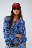Blusa com estampado abstrato e mangas em balão em azul