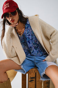 Blusa com estampado abstrato e mangas em balão em azul