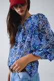 Blusa com estampado abstrato e mangas em balão em azul