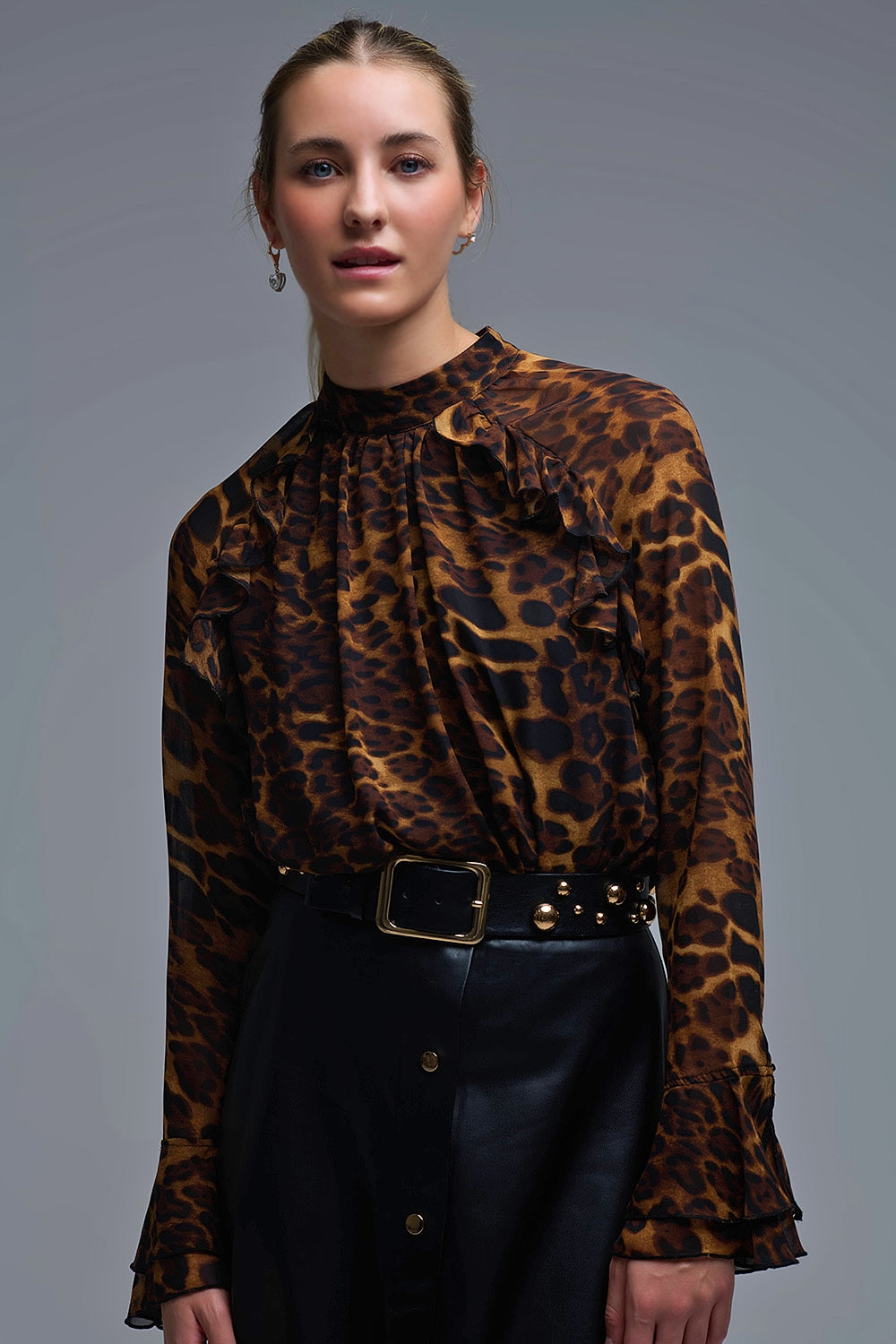 Q2 Blusa com estampado de leopardo e pormenores de folhos em chiffon