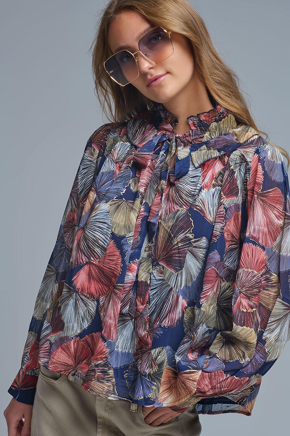 Q2 Blusa com folhos estampada Boho-Chic em estampado de palmas metálicas