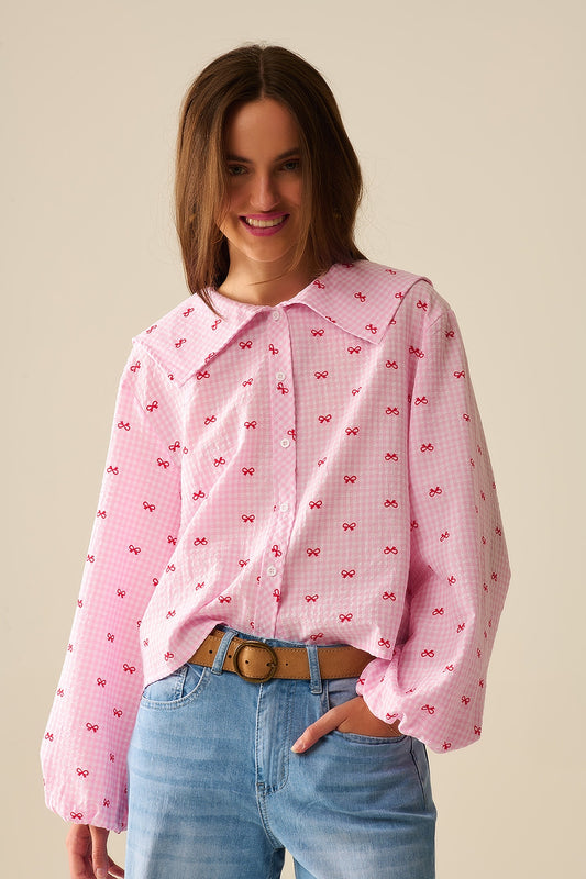 Q2 Blusa com Gola Peter Pan em Gingham Rosa com Estampa de Laço