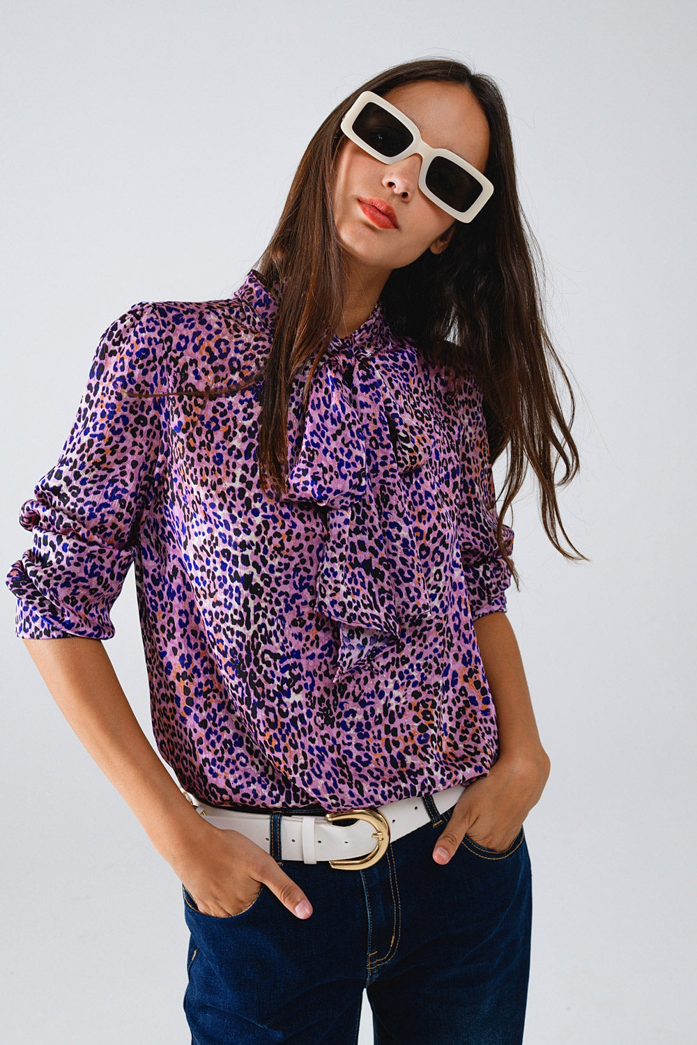 Q2 Blusa com laço no pescoço com estampado animal roxo