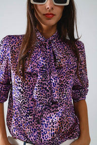 Blusa com laço no pescoço com estampado animal roxo