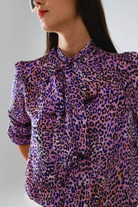 Blusa com laço no pescoço com estampado animal roxo