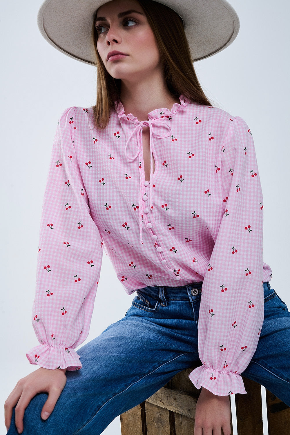 Q2 Blusa cor-de-rosa com pormenores de cerejas e laço atado