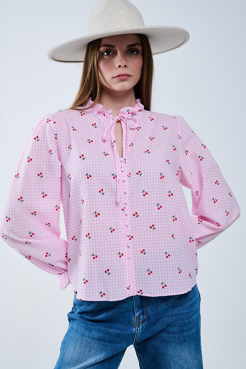 Blusa cor-de-rosa com pormenores de cerejas e laço atado